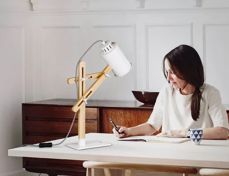 The lamp is on the desk. Desk lamp. выключает торшер. reading lamp. lamp on the desk.