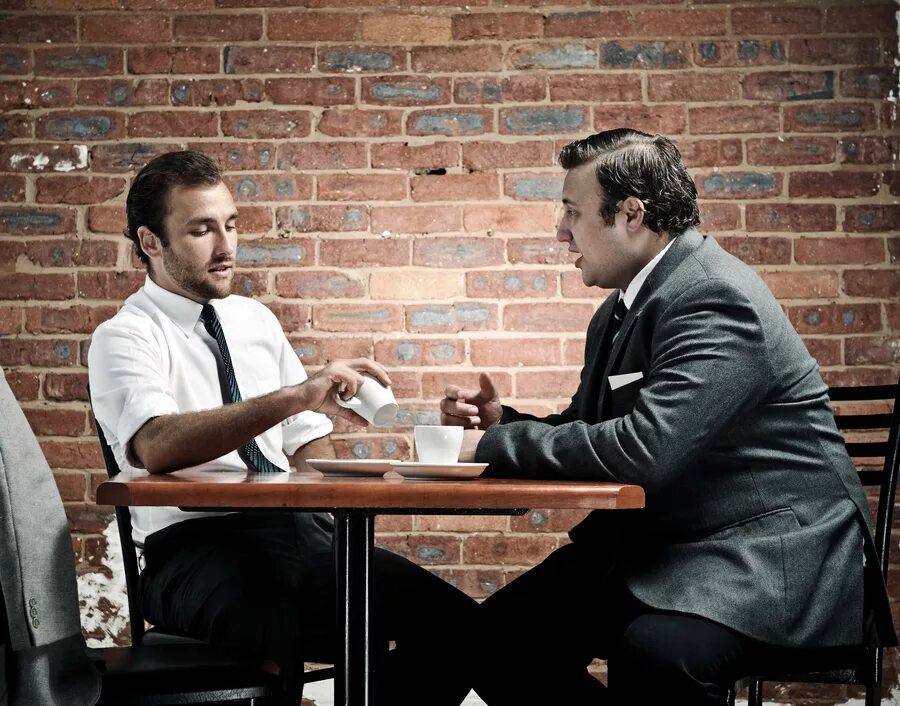 Почему так важно быть человеком. Два человека за столом. Разговор двух мужчин. Беседа двух мужчин. Два друга за столом.