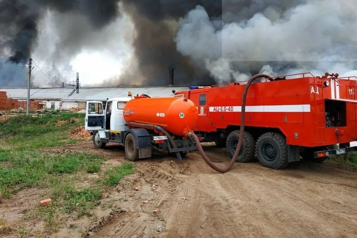 Возгорание на заводе в башкирии. Пожар на заводе. пожар на кирпичном заводе. пожар в давлеканово сегодня. пожар квз.