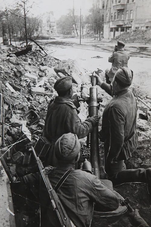 Советские солдаты в вене 1945. Пражская операция 1945. Зис-2 57-мм противотанковая пушка. Франкфурта-на-одере 1945. 27 апреля 1945 года события.