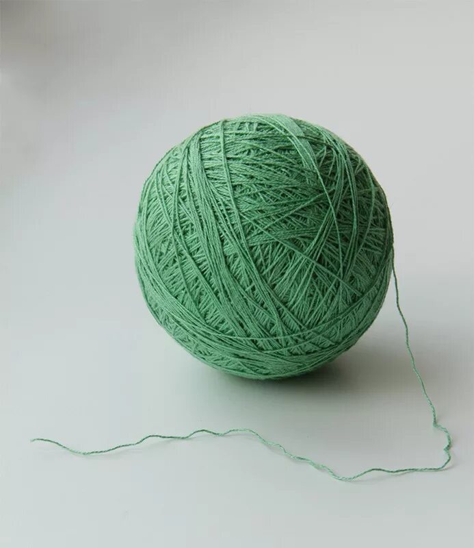 Клубок ниток. Зеленый моток пряжи. Клубок зеленых ниток. Зеленые нитки для вязания.