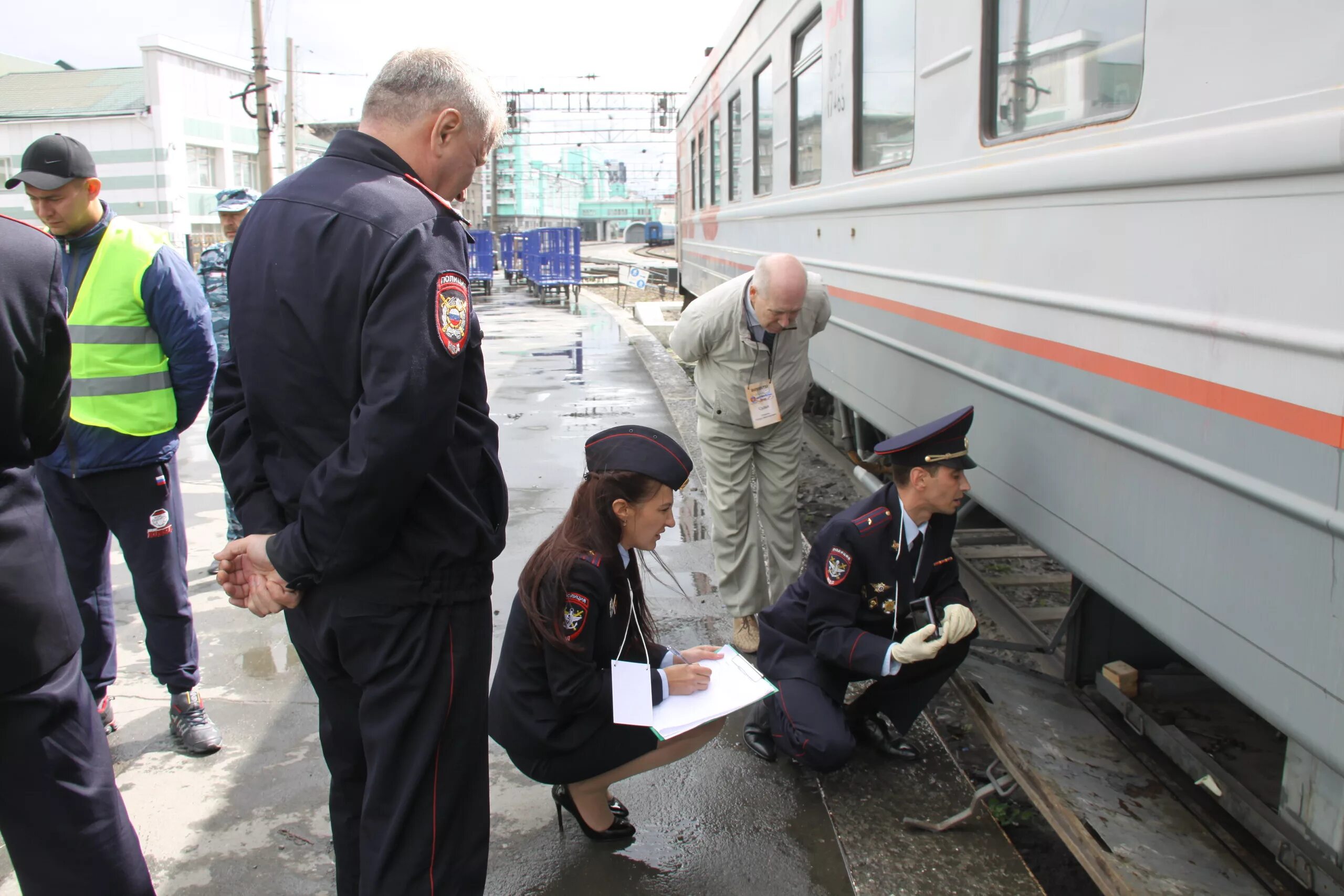 Полицейский на вокзале. Транспортная полиция. Сотрудники транспортной полиции. ЖД полиция. Мвд линейная полиция