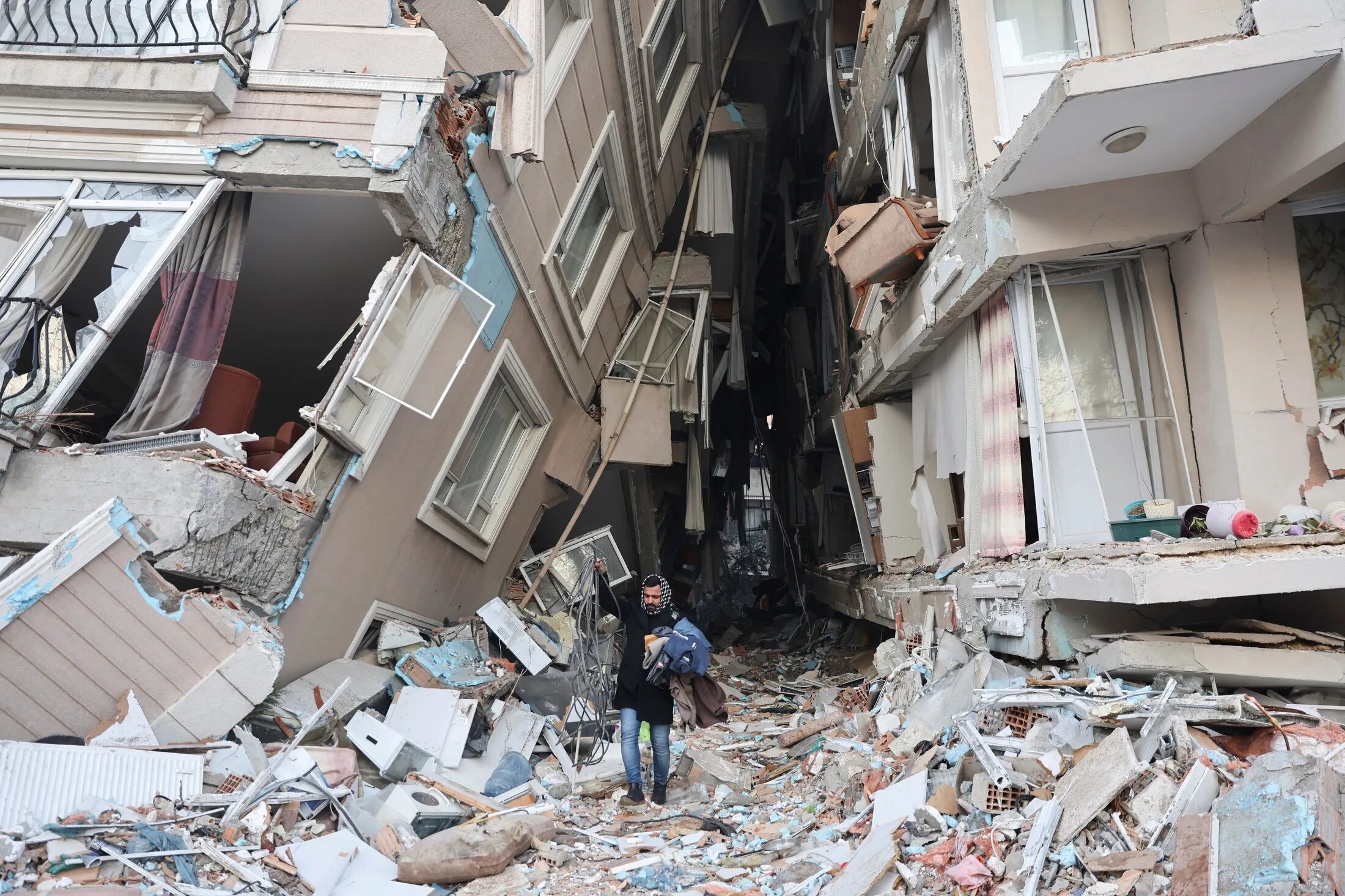 Землетрясение последние новости на сегодня. Хатай Турция землетрясение. Обрушение зданий. Разрушенное здание. Разрушенный дом.