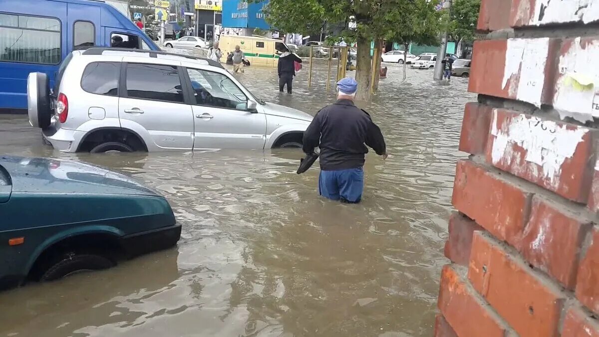 Где идет много дождей. Ливень в Махачкале. Наводнение в Дагестане. Дагестан потоп. Ливни в Дагестане.