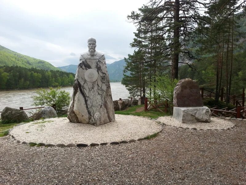 Парк рериха алтай. Памятник рериху бирюзовая катунь. долина рериха алтай. камень рериха на алтае. долина ярлу камень рериха.
