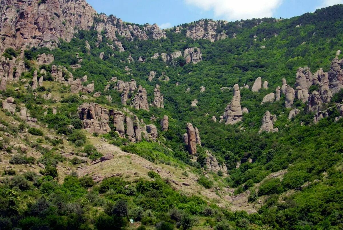 Демерджи алушта гора. Долина привидений фото. Демерджи долина привидений. Демерджи яйла долина привидений. Демерджи долина привидений.