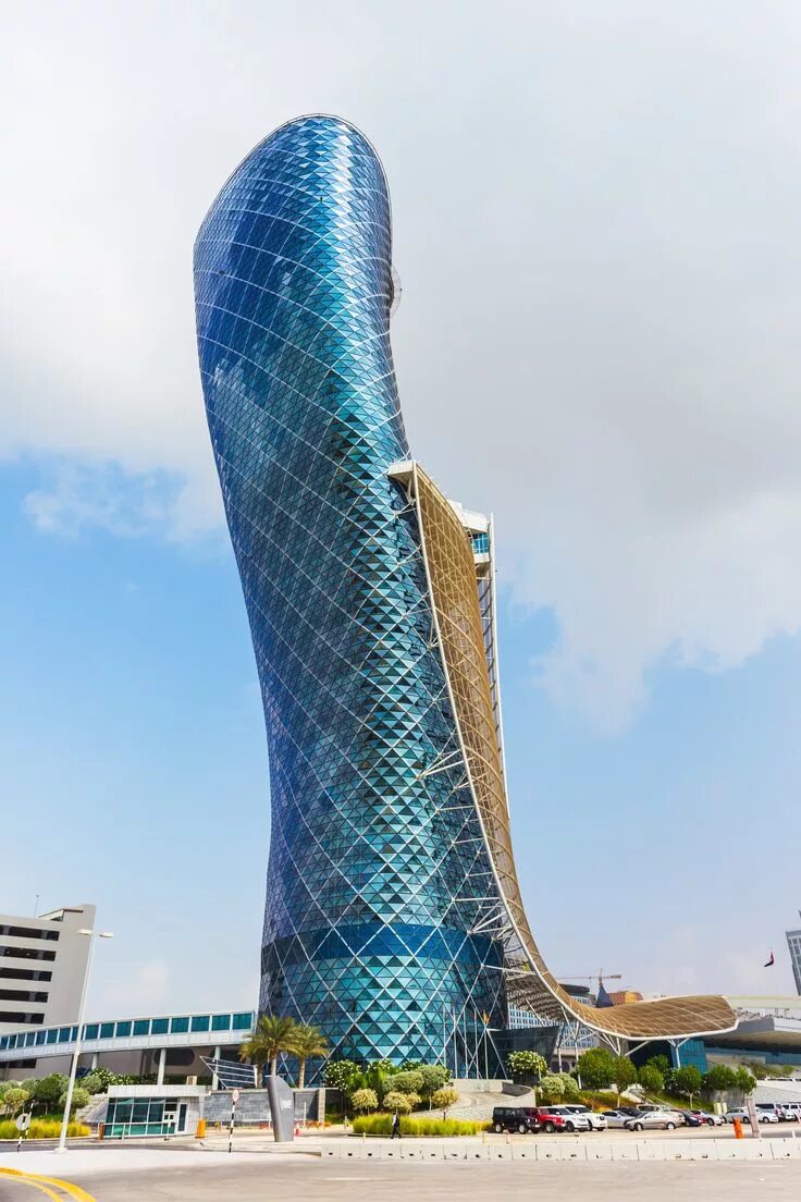 Capital one tower. Башня онэ товерс. Жк капитал тауэрс москва. Падающий небоскреб в абу даби. Башни кэпитал тауэр.