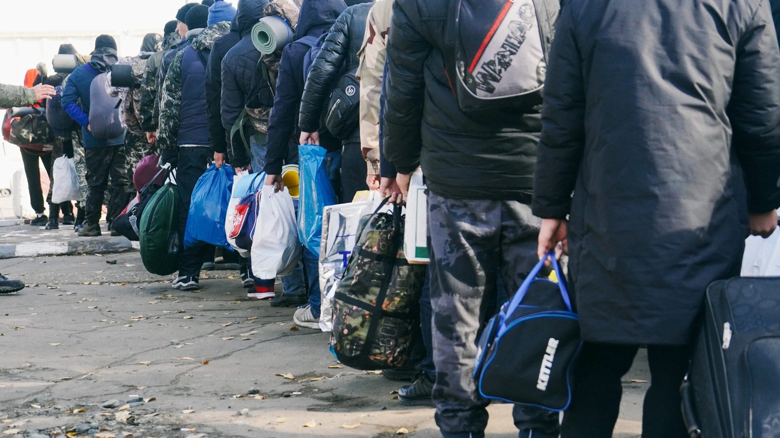 7 6 октябрь. Люди уезжают из города. Россияне фото людей. Мобилизованные с сумками. Мобилизация 2022.