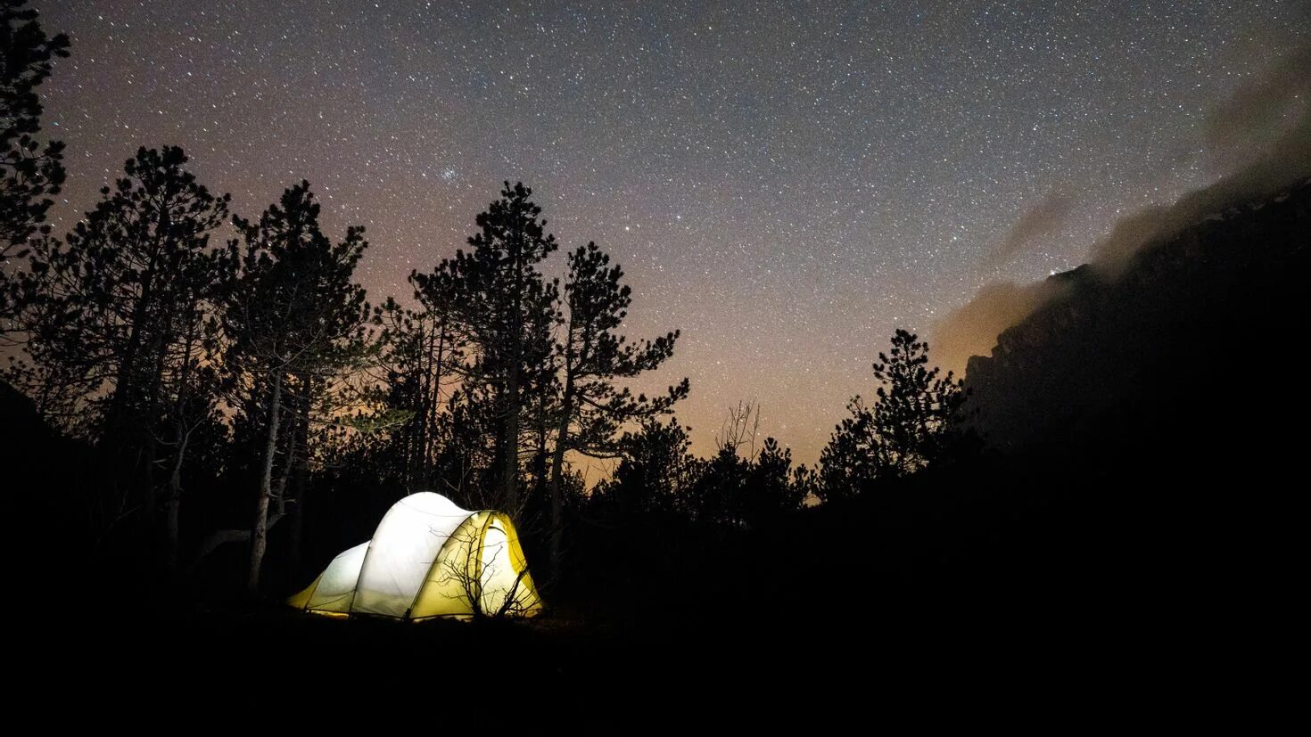 Палатка. Палатка в лесу. Палатка ночью. Палатка в лесу ночью. Sky camp