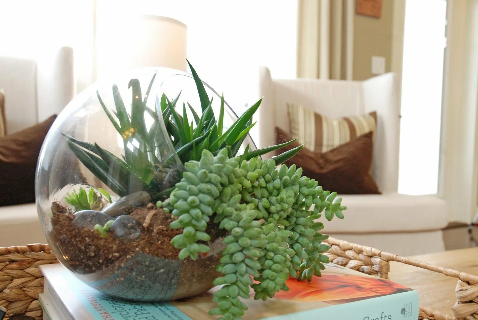 Декоративные украшения для интерьера. Весенний декор интерьера. Интерьерные флористические композиции. Композиции из искусственных цветов для интерьера. Идеи для композиции.