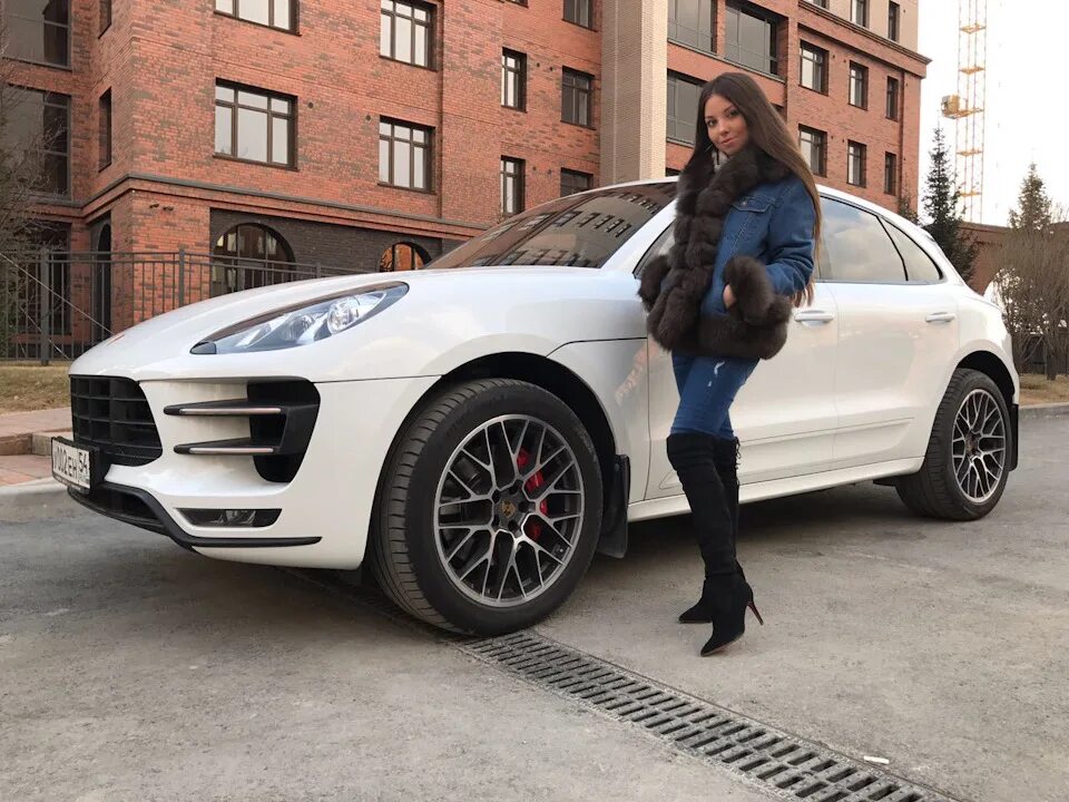 Девушка макана 2024. Девушка макана 2024. Porsche macan gts 2022. Даяна погосова и макан. Macan и даяна.