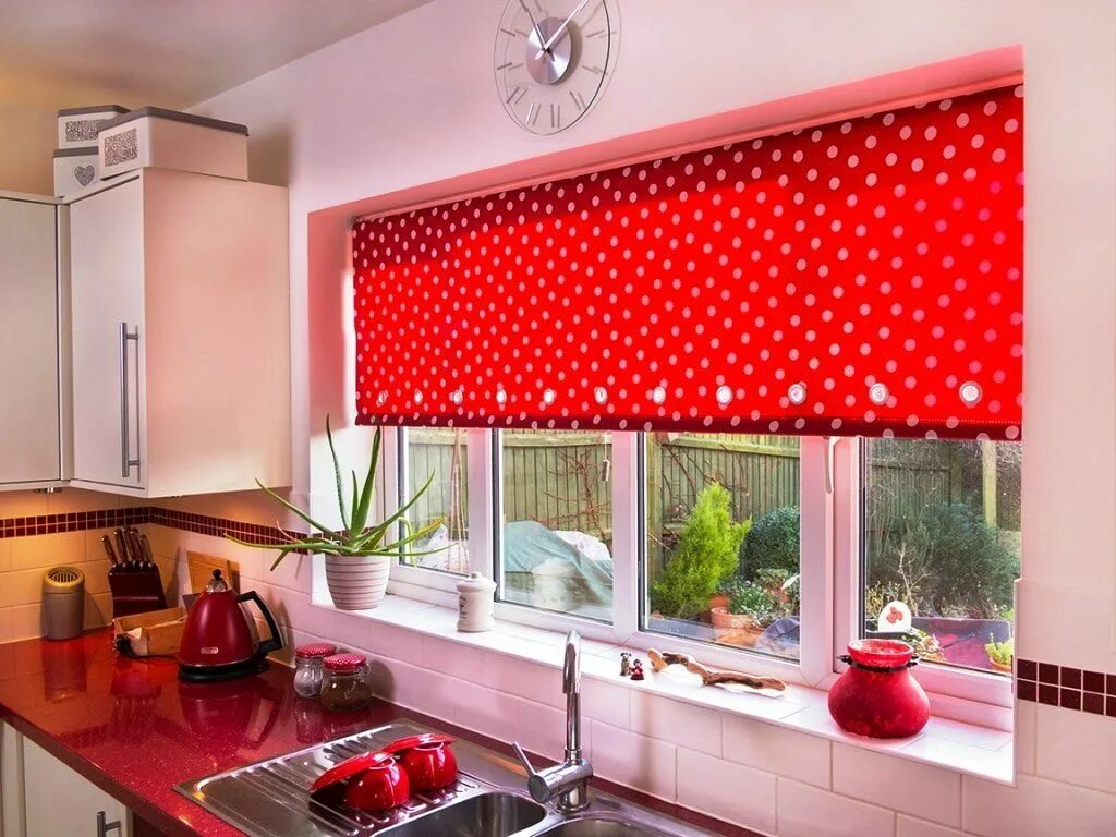Что можно повесить на окна. Рулонные шторы на кухню. Ролл шторы на кухню. Рулонные шторы на окно кухни. Красивые жалюзи на кухню.