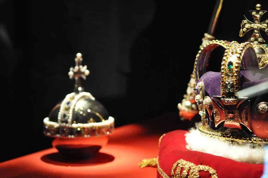 Crown Jewels (драгоценности короны). Лондонский Тауэр драгоценности короны. Тауэр Королевские регалии. Лондонский Тауэр сокровищница. Сокровищ британии