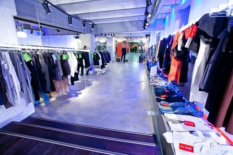 Шоурумы нижнего новгорода. Шоу рум женской одежды. Showroom нижний. Интерьер шоурума нижнего белья. Шоу рум нижнего белья.