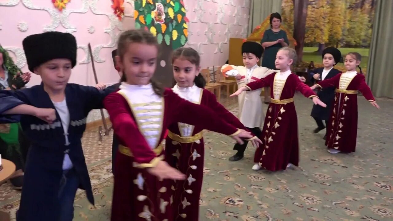 Кабардинский народный массовый танец. Грузинский танец в детском саду. детский армянский танец. грузинский детский сад. осетинские танцы дети.