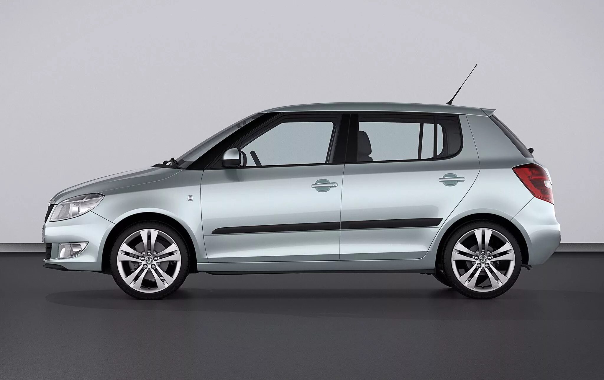 Фабия установил. Skoda fabia 5j2. skoda fabia 2. шкода фабия 2 1.2. шкода фабия 2 хэтчбек.