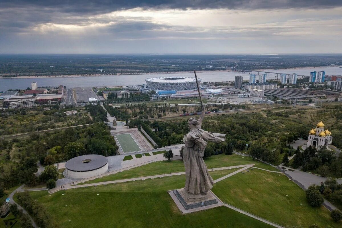 Гостиницы рядом с мамаевым курганом. Мамаев Курган Волгоград. Волгоград набережная Мамаев Курган. Мамаев Курган Волгоград сверху. Мамаев Курган Волгоград панорама.