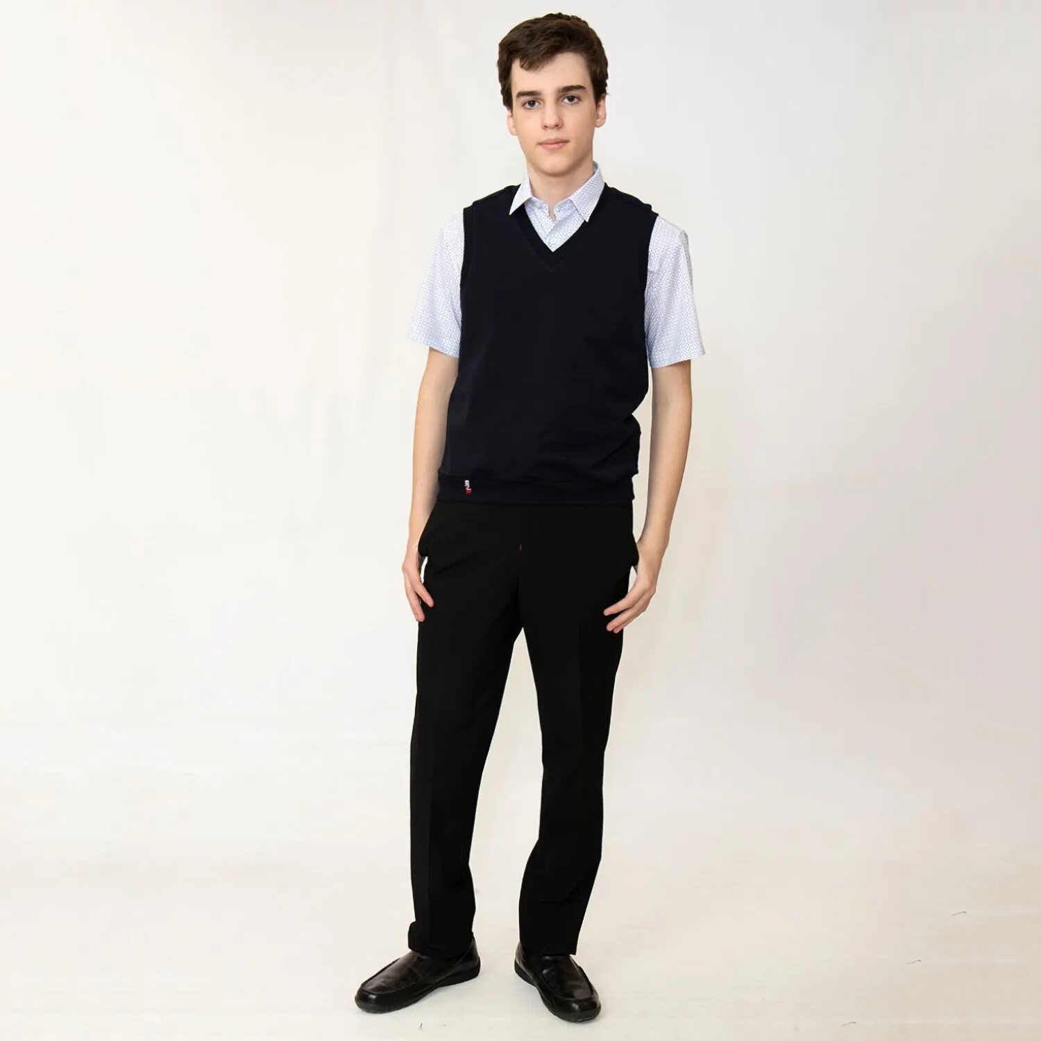 Модная летняя одежда для подростков мальчиков. Повседневная одежда для мальчиков. Майорал джуниор для мальчика. Одежда для подростков. В чем ходят в школу подростки мальчики.