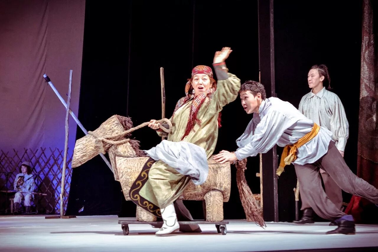 Драмтеатр абакан топанова. Драмтеатр абакан топанова. Театр топанова хакасии. Хакасский драматический театр им. Драматический театр топанова абакан.