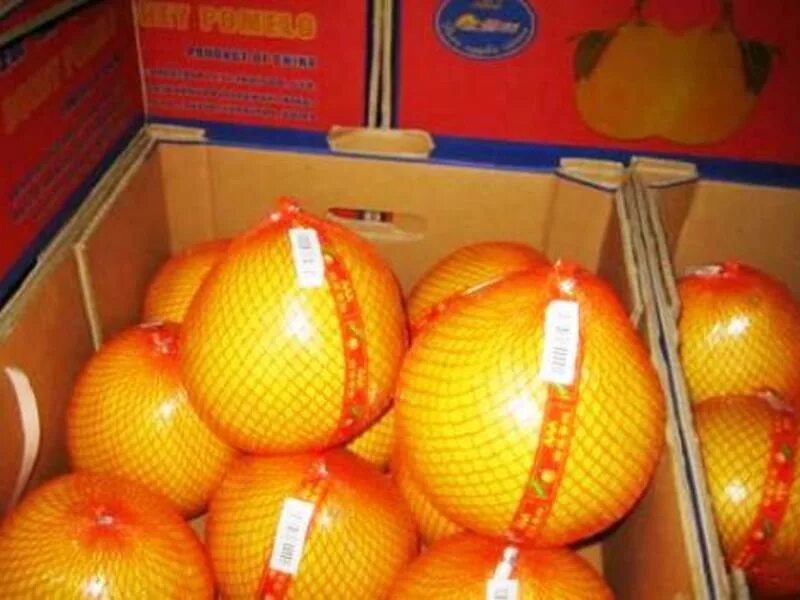 Honey pomelo фрукт. Помело фрукт. Помело в магазинах. Фрукт помело помело. Помело в магазинах.
