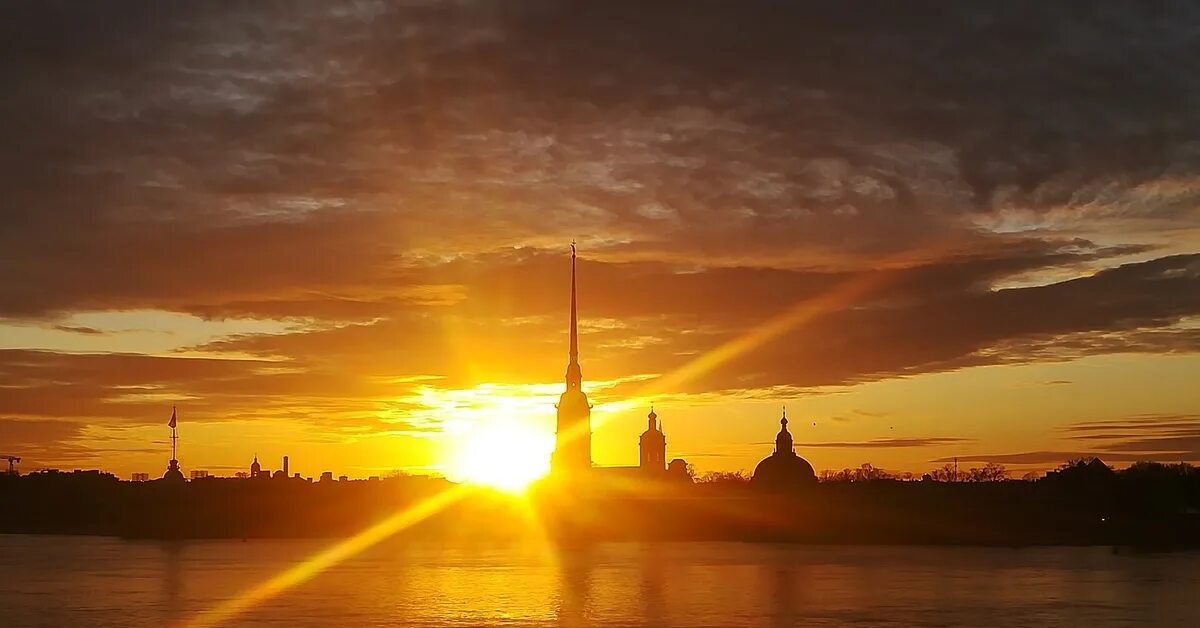 Закат над Невой Санкт Петербург. Петропавловская крепость на закате. Петергоф на закате. Петропавловская крепость закаты мост Дворцовый.