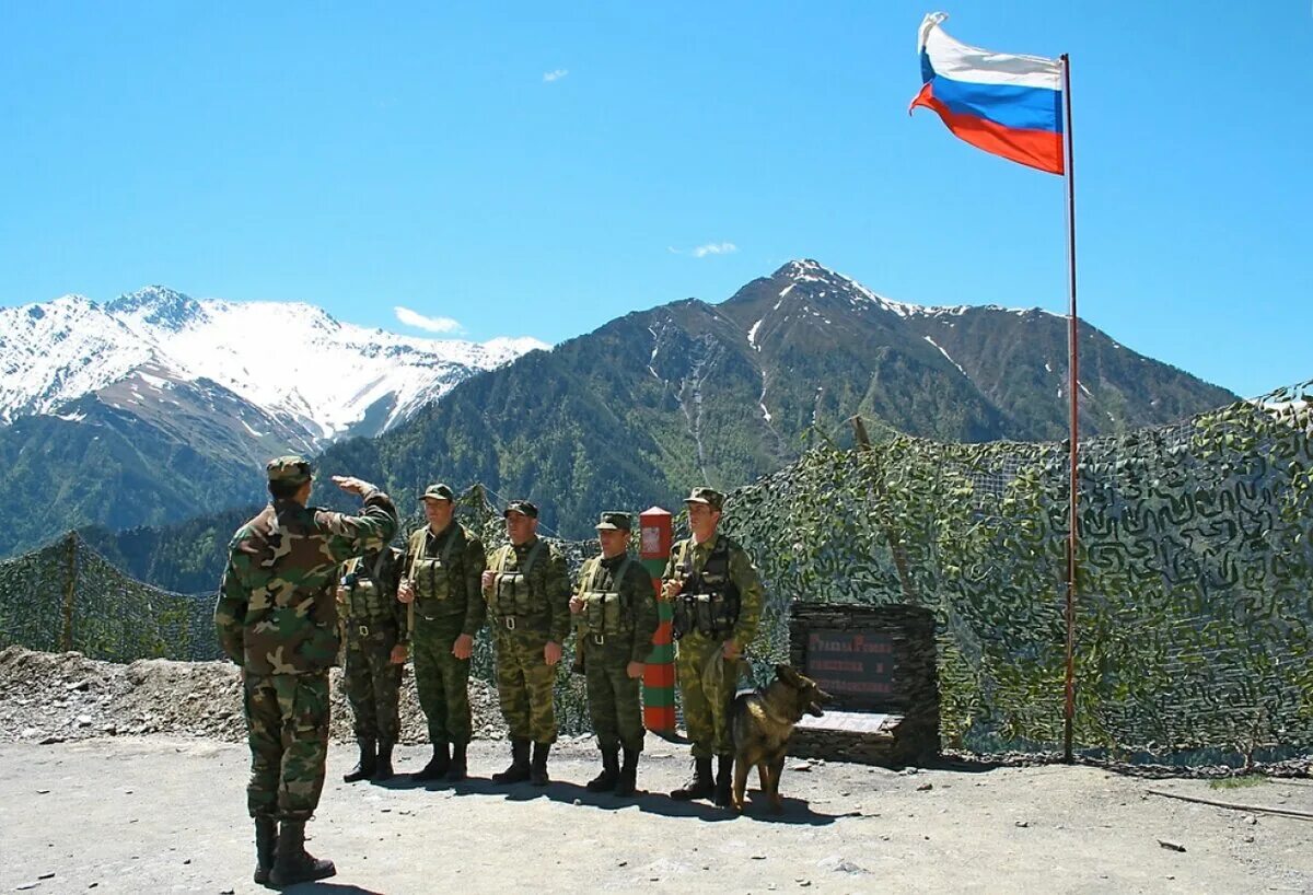 Защита государственной границы только федеральный. Пограничники в горах Кавказа. С днем пограничника.