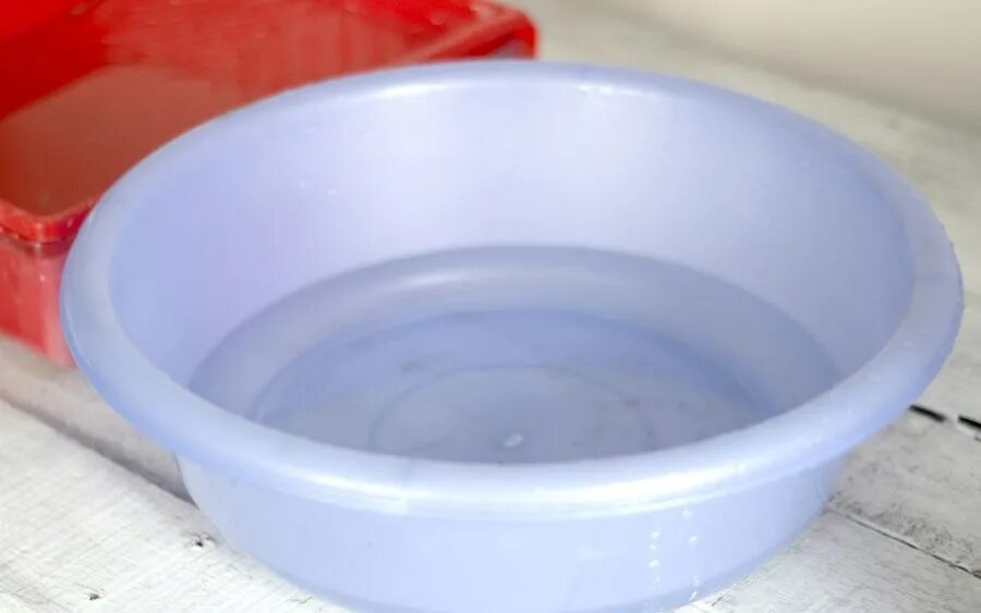 Таз с водой. Тазик с водой. Таз curver 15 л. Таз для воды пластиковый. Тазик с водой.