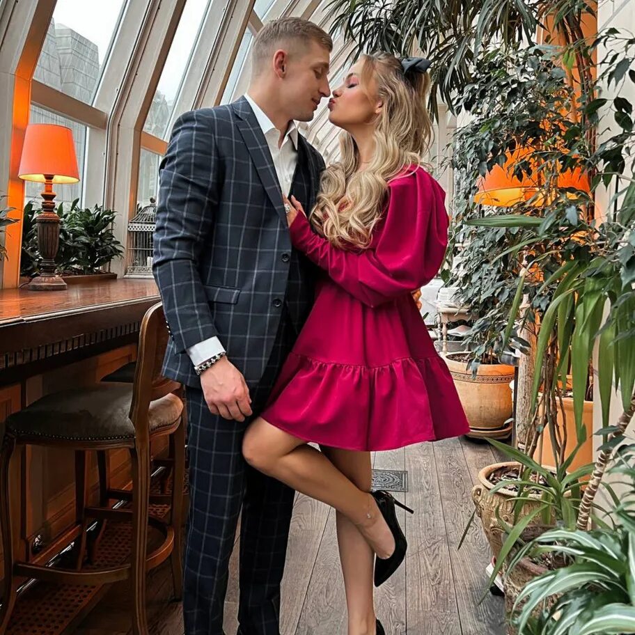 Влюбленные встретились. Рита дакота и федор белогай. Обнимает девушку. Останется с новым парнем. Валя карнавал и саша стоун вместе.