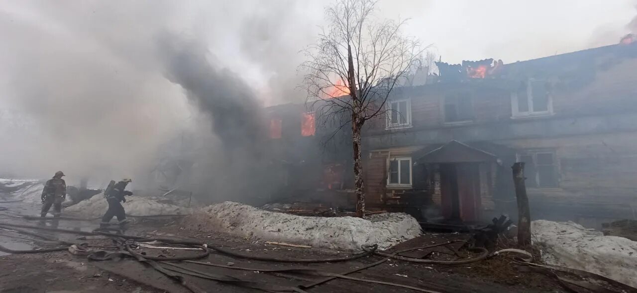 Пожар 4 декабря. Пожар на улице Баумана в Архангельске. Пожар в Архангельске в Соломбале 17.10.22. Пожар в доме. Пожар в деревянном доме.