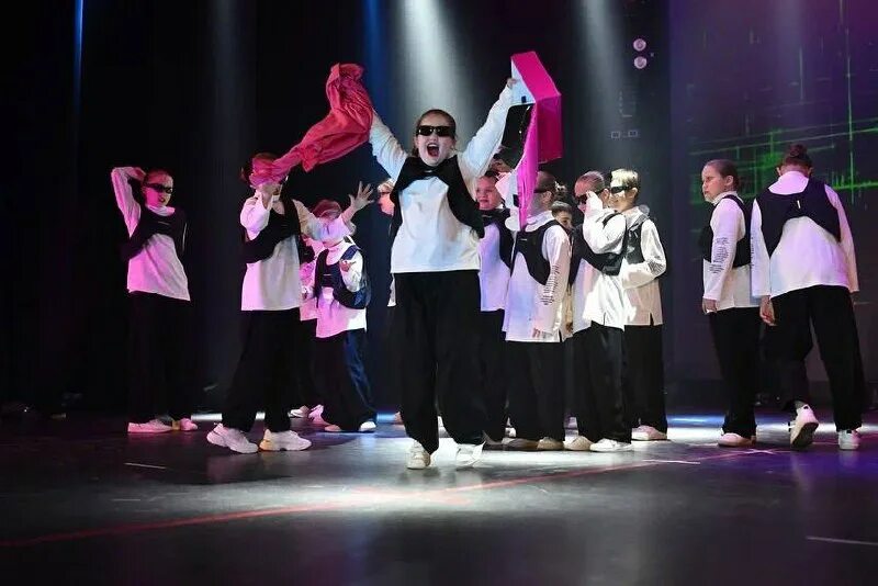 V dance самара. Учитель в белоруссии по танцам цмт престиж. Baepsae bts 2020. V dance. Кпоп трейни.