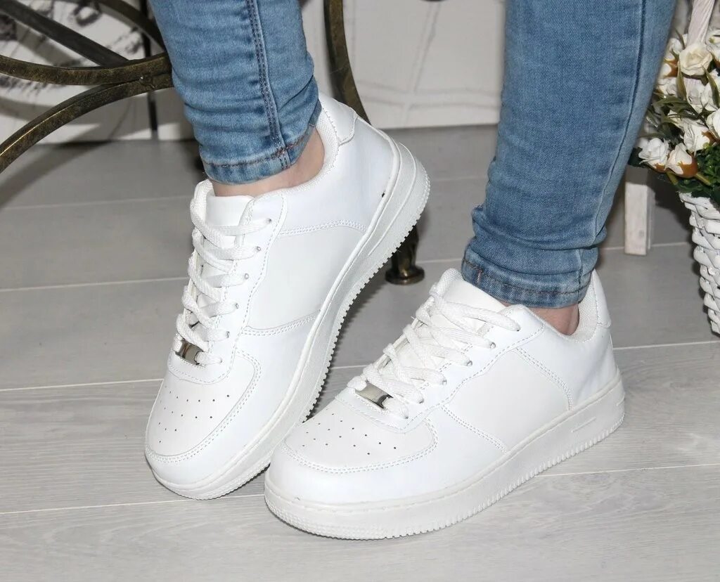 Белые кроссовки. Красивые белые кроссовки. Кроссовки женские белые. Белые кроссы мужские. Біла з