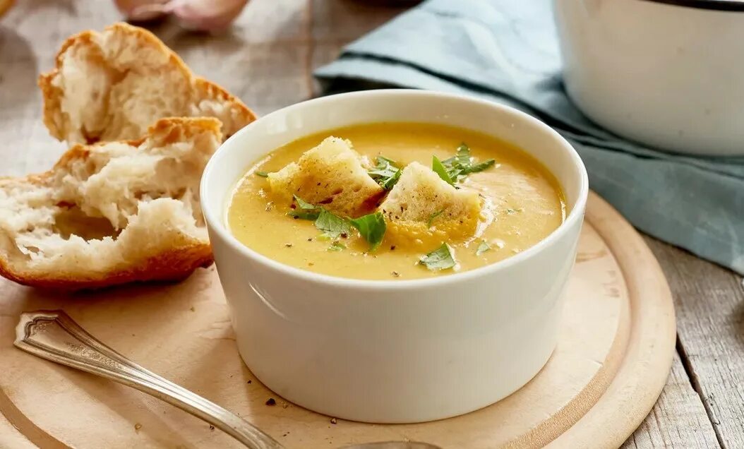 Картофельное пюре с гренками. Картофельный суп пюре. суп пюре с гренками. картофельный крем суп. сырный крем суп.