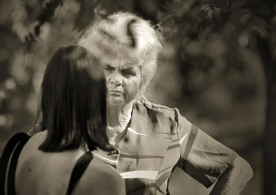 Объятия мамы. Помни меня фильм 2010 элли. Старая женщина и девушка. Парень ругается с мамой. Мама успокаивает ребенка на улице.