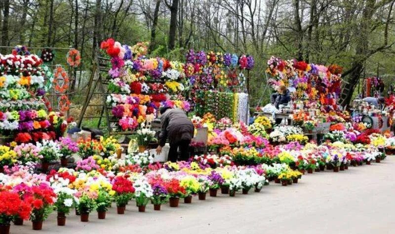 Цветы на родительский день. Искусственные цветы на кладбище. Пластиковые цветы для кладбища. Цветочные композиции для кладбища. Пластмассовые цветы на кладбище.