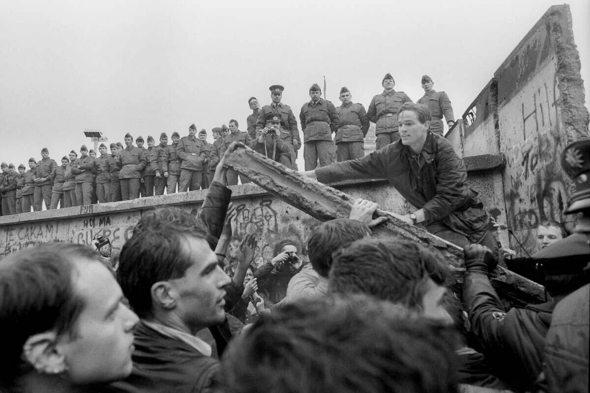 Германия события в истории. 9 Ноября 1989 Берлинская стена. Крушение Берлинской стены 1989. Падение Берлинской стены 1989 г. Берлинская стена разрушение.