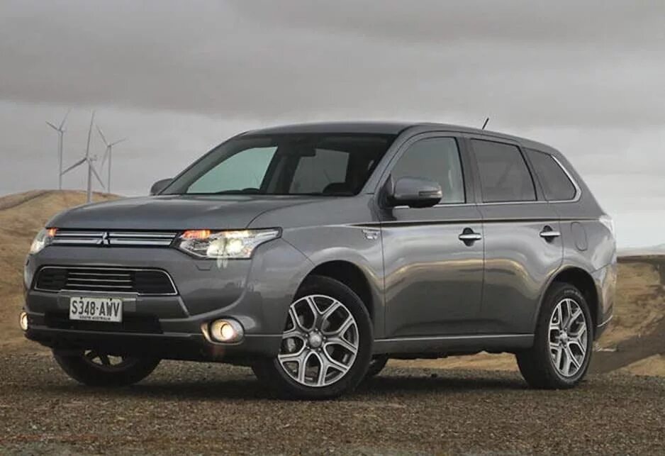 Митсубиси аутлендер какой купить. Mitsubishi Outlander 2014. Митсубиси Аутлендер PHEV. Mitsubishi Outlander ПХЕВ. Митсубиси Аутлендер гибрид 2014.