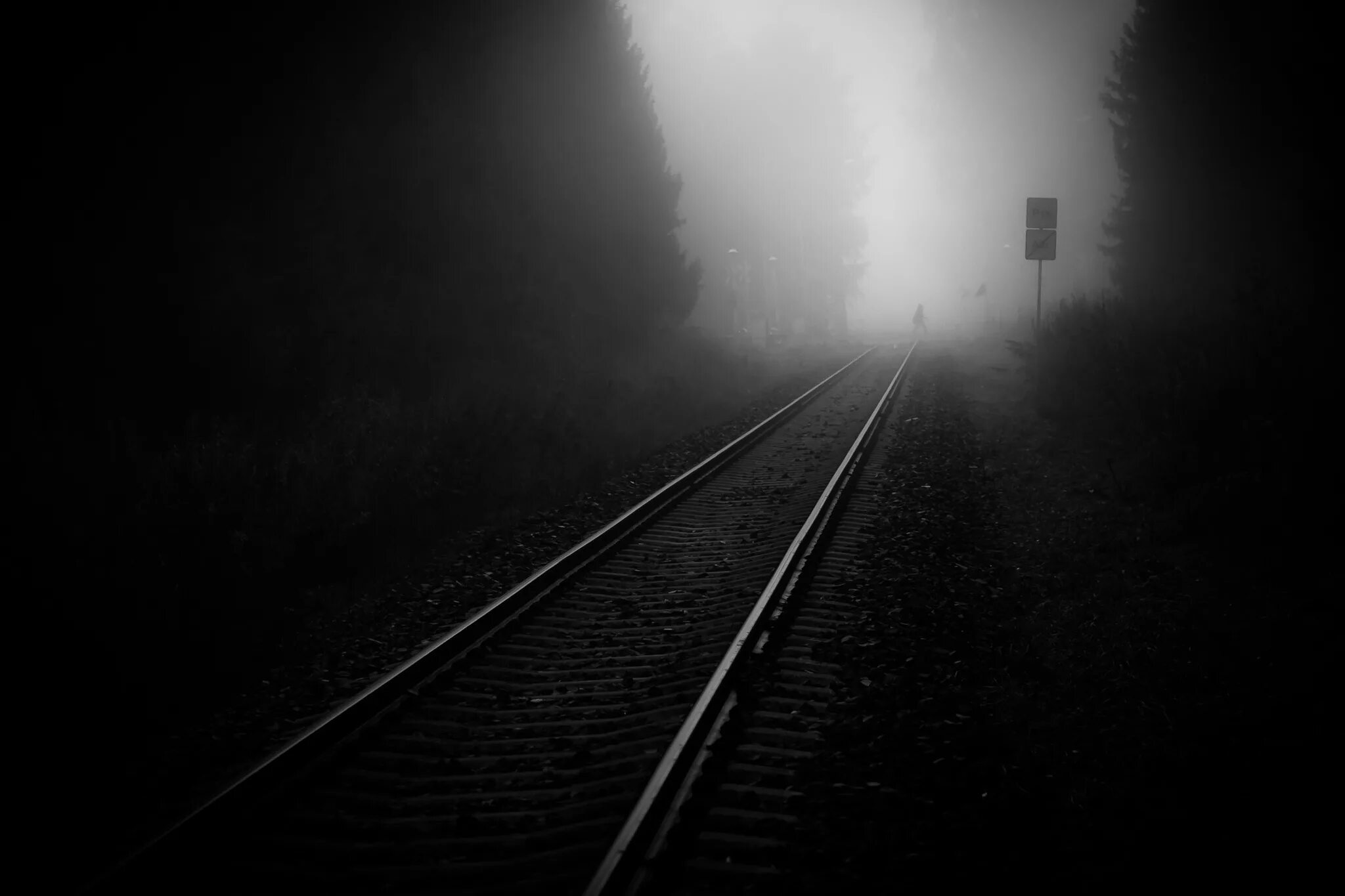 Печаль дорога. Мрачная железная дорога. железная дорога черно белая. железная дорога мрак. грустный фон.