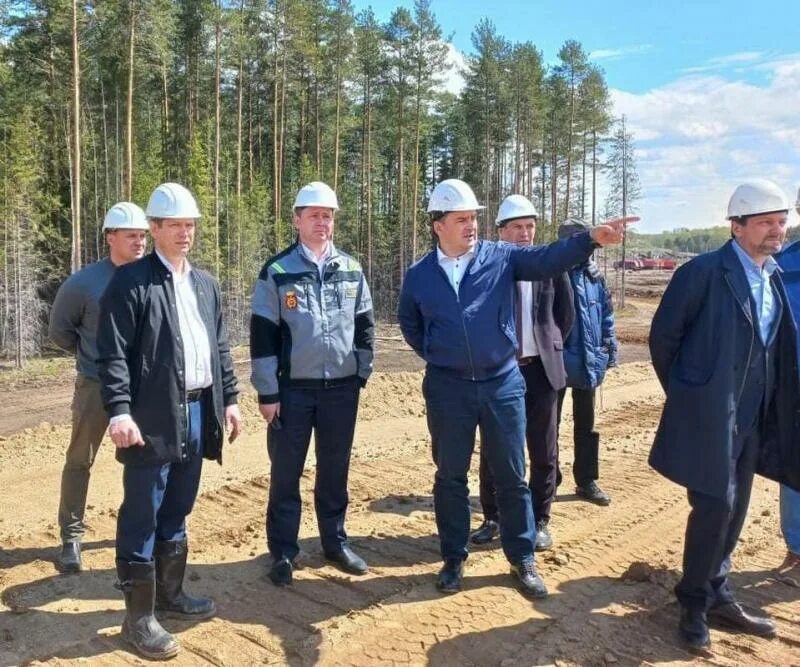 Облкомэнерго. Стройка полигоны. делегация в костюмах стройка. руководитель облкомэнерго. нижний тагил мусоросортировочный комплекс фото.