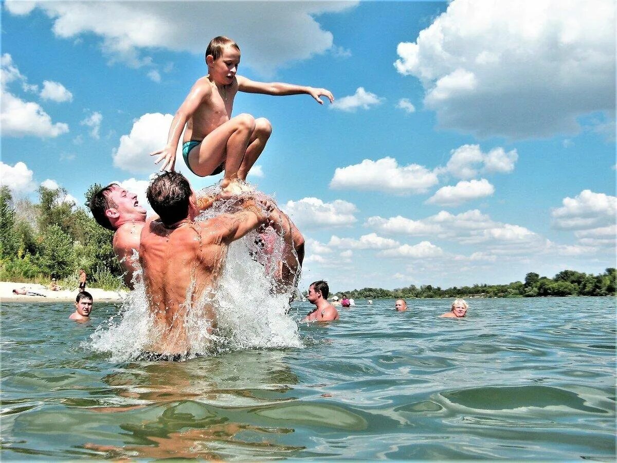 Где купаться в мае в россии. Летнее купание. Люди купаются. Купаться летом. Лето люди купаются.