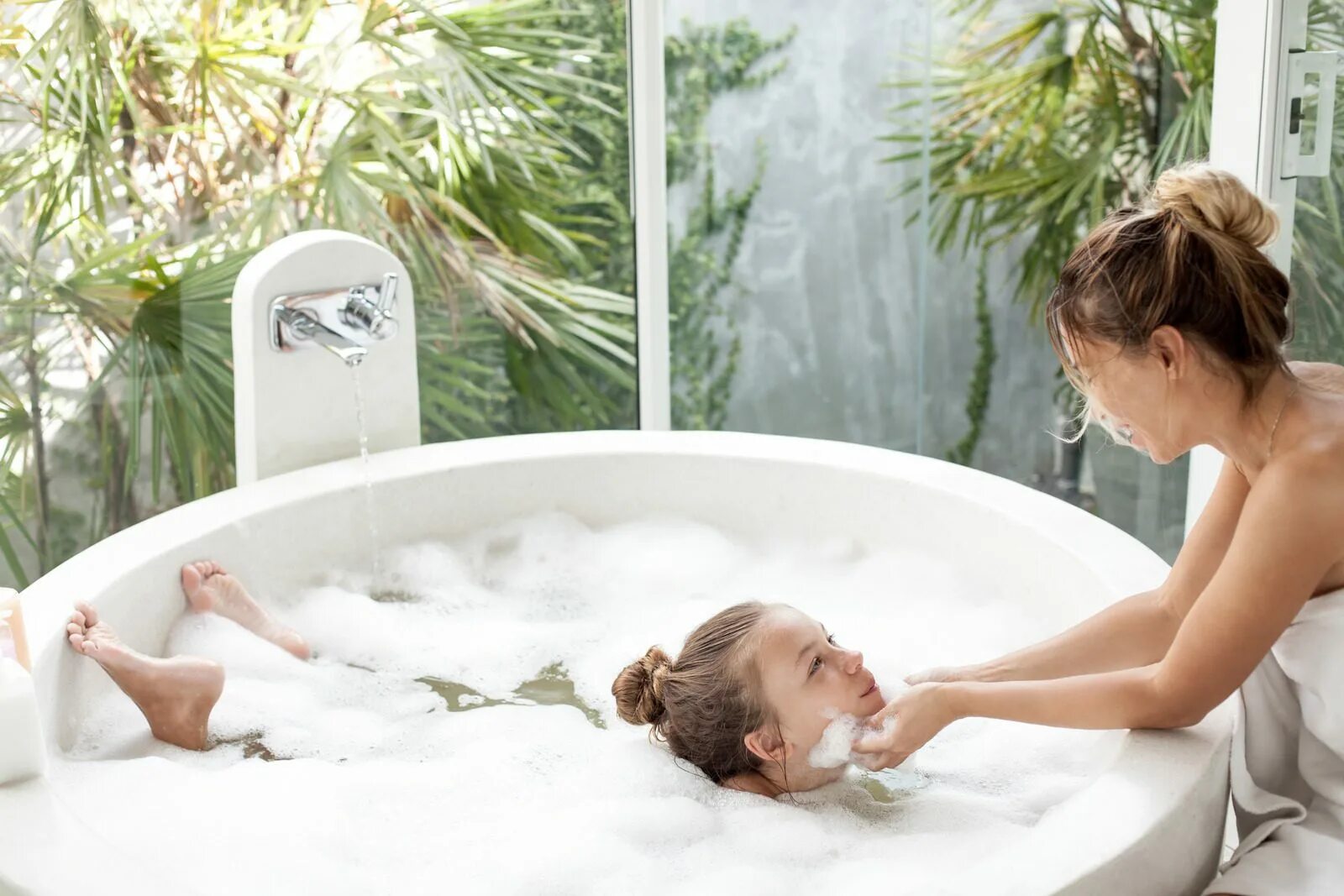 Daughter bath. Washing in the Bath. Mommy Bath. Washing in the Bathroom. Mom Wash.