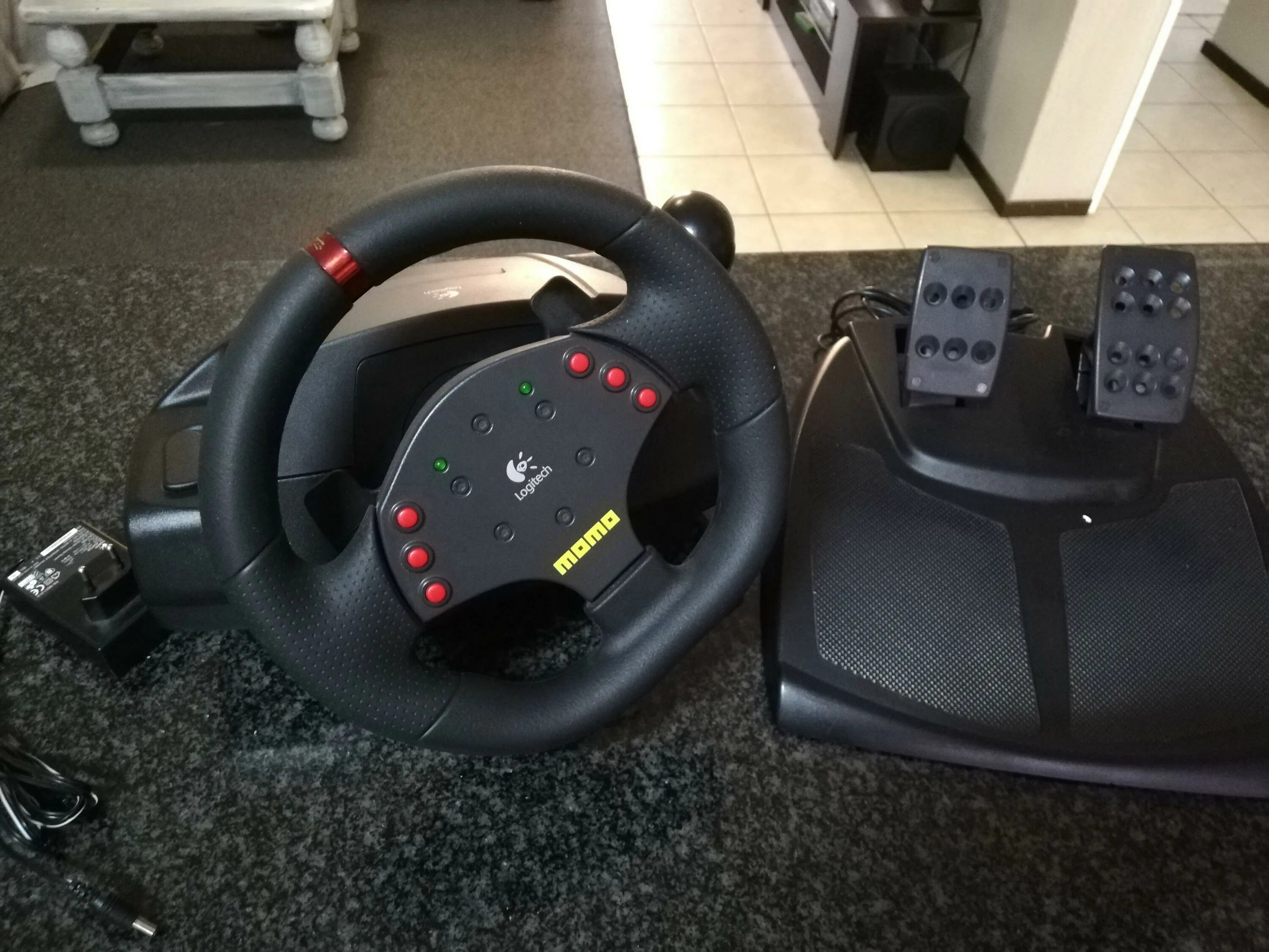 Логитеч момо. Logitech momo racing 900. logitech momo 900 градусов. logitech momo racing комплектация. руль момо рейсинг логитек комплектация.