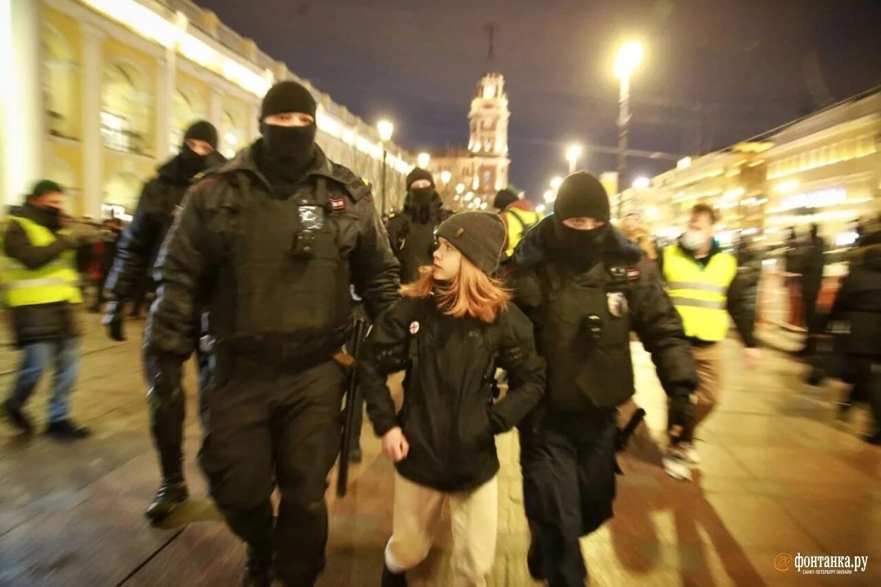 Беспорядки в Санкт-Петербурге. Полиция задерживает митингующих. Задержания на антивоенных митингах.