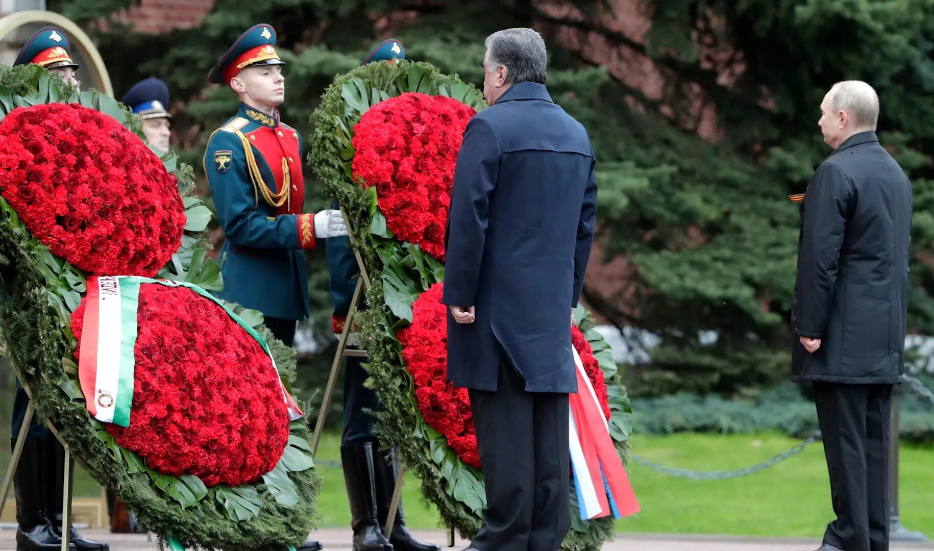 Какие цветы можно возлагать. Возложение венков к могиле неизвестного солдата. Возложение цветов к могиле неизвестного солдата в Москве. Возложение цветов Путина на могиле неизвестного солдата.