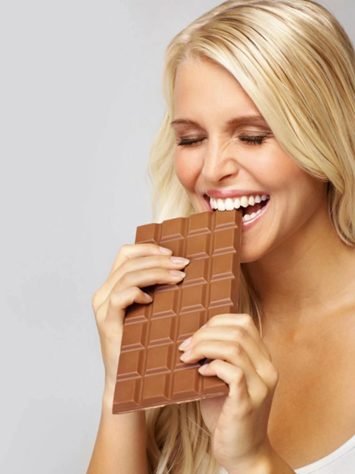 Блондинка в шоколаде. Девушка с шоколадкой. Шоколад блондинка в шоколаде. Белокурый шоколад. Блондинка в шоколаде 2006