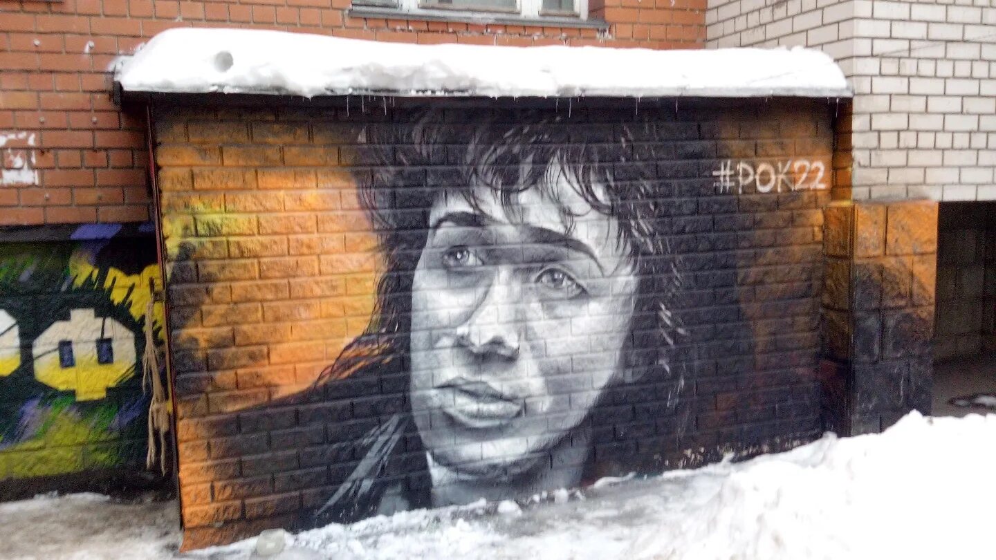 Угли барнаул граффити. Граффити дружба. Граффити барнаул. Граффити на фасаде дома. Граффити в барнауле места.