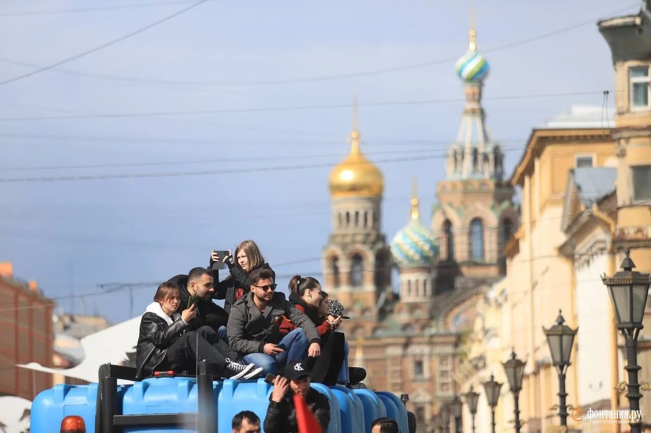 Туристы в Питере. Майский Питер. Экскурсанты в Питере. Туристы в городе.