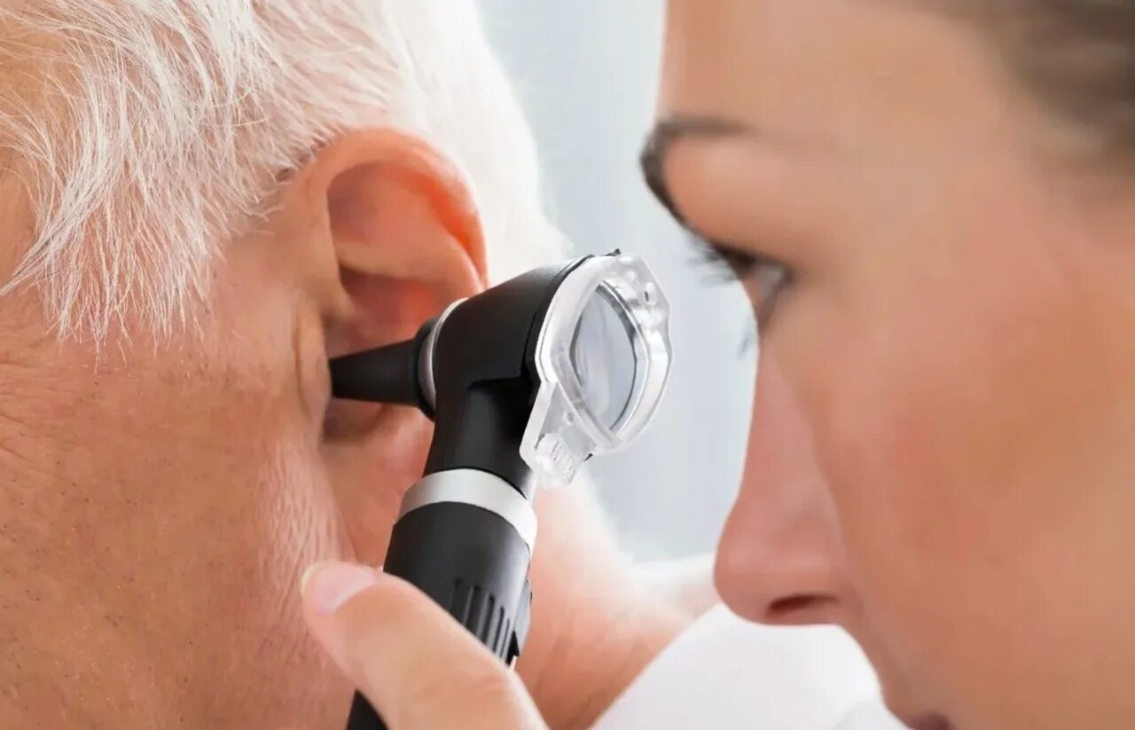 Слуховой аппарат для пожилого. Потеря слуха у пожилых. Нарушение слуха у пожилых людей. Вода в ухе боль