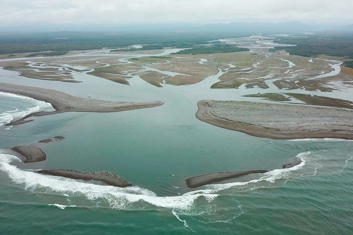 Река россии впадающая в два моря. Охотское море и река Амур. Устье реки Амур. Река Лена в море Лаптевых. Устье реки Амур Охотское море.