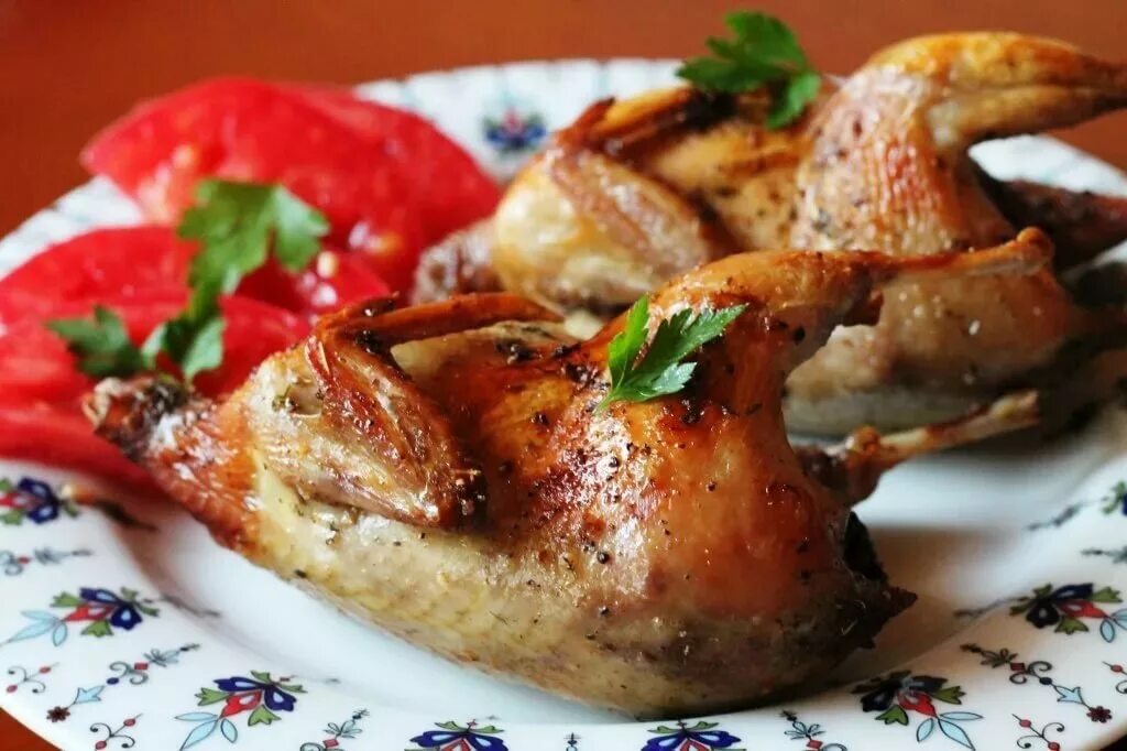 жареные перепелки в духовке. вкусные блюда из перепелов. перепел запеченный с грушей. вкусные блюда из перепелов. запеченные перепела.