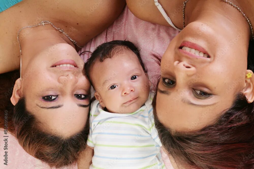 Армянская мама с дочкой. Две тети и ребенок. Тетя бочка. Маму и тетю с новорожденным.